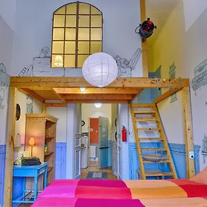 Lavender Circus Hostel, Doubles & Ensuites Albergue